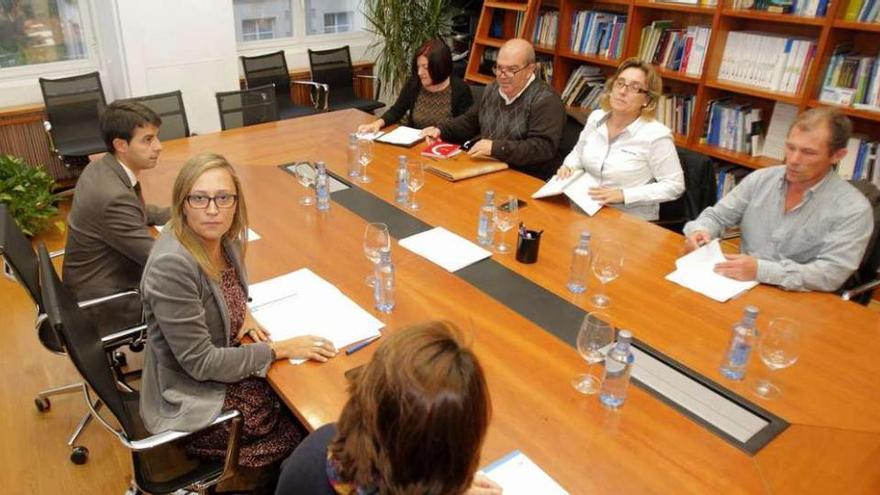 Reunión de la conselleira de Facenda con los sindicatos, ayer, en San Caetano.