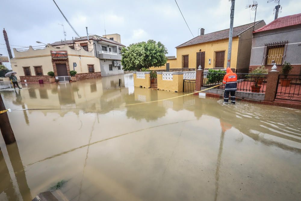 Las lluvias torrenciales anegan Torrevieja.