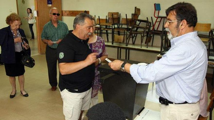 Varios ciudadanos portugueses ejercen su derecho al voto en un colegio electoral de Valença do Minho, ayer.