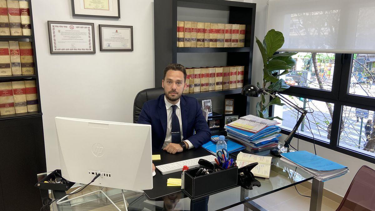 José Manuel Hernández Benavente, abogado, en su despacho de Murcia.