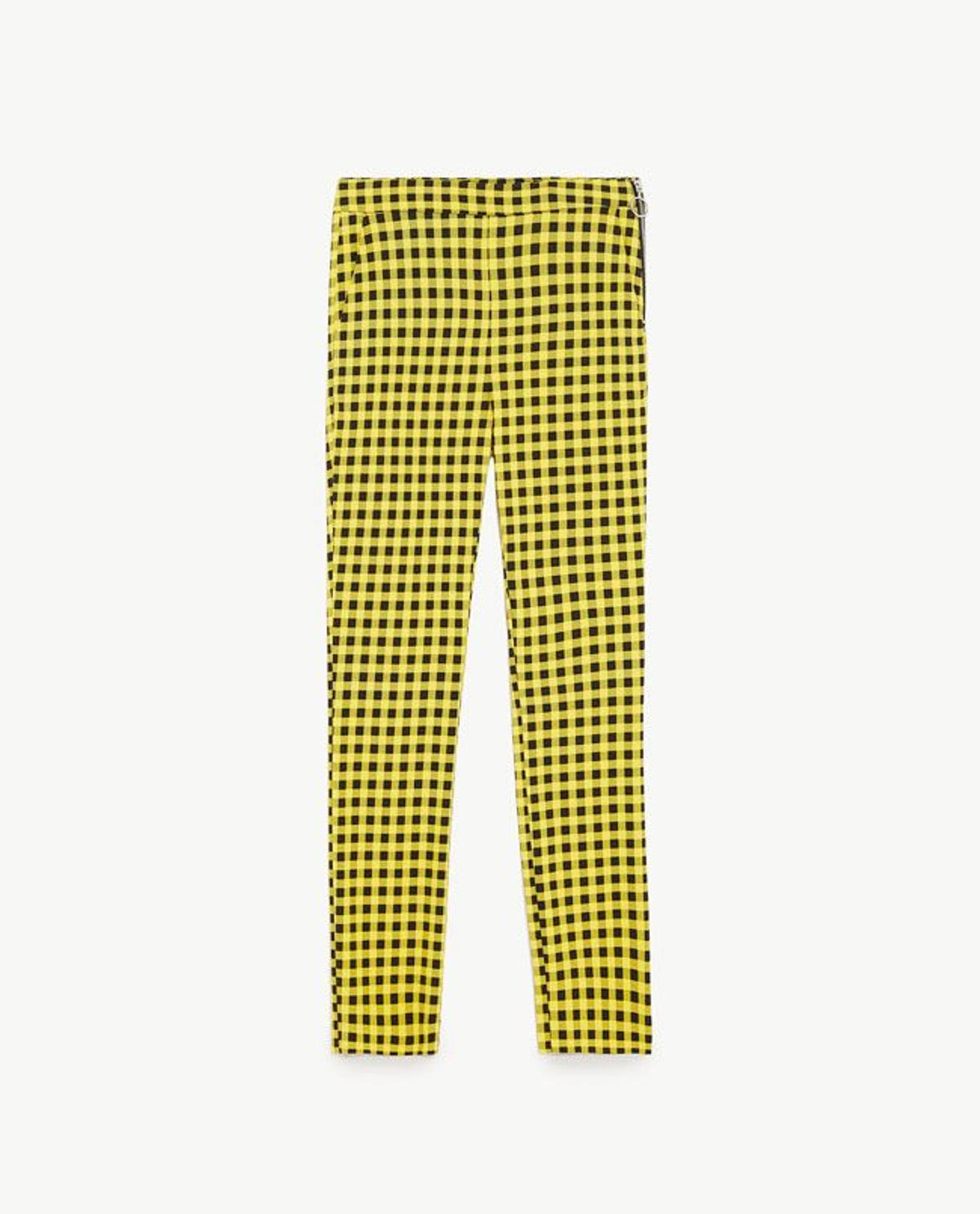 Pantalón estampado de cuadros, de Zara