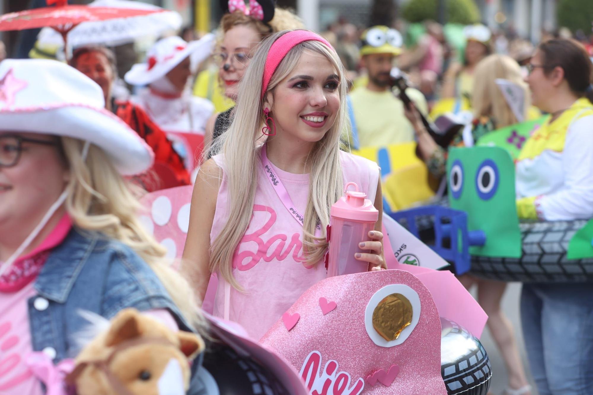 Las 89 hogueras y 20 barracas inundan las calles de Alicante con el tradicional desfile del Ninot