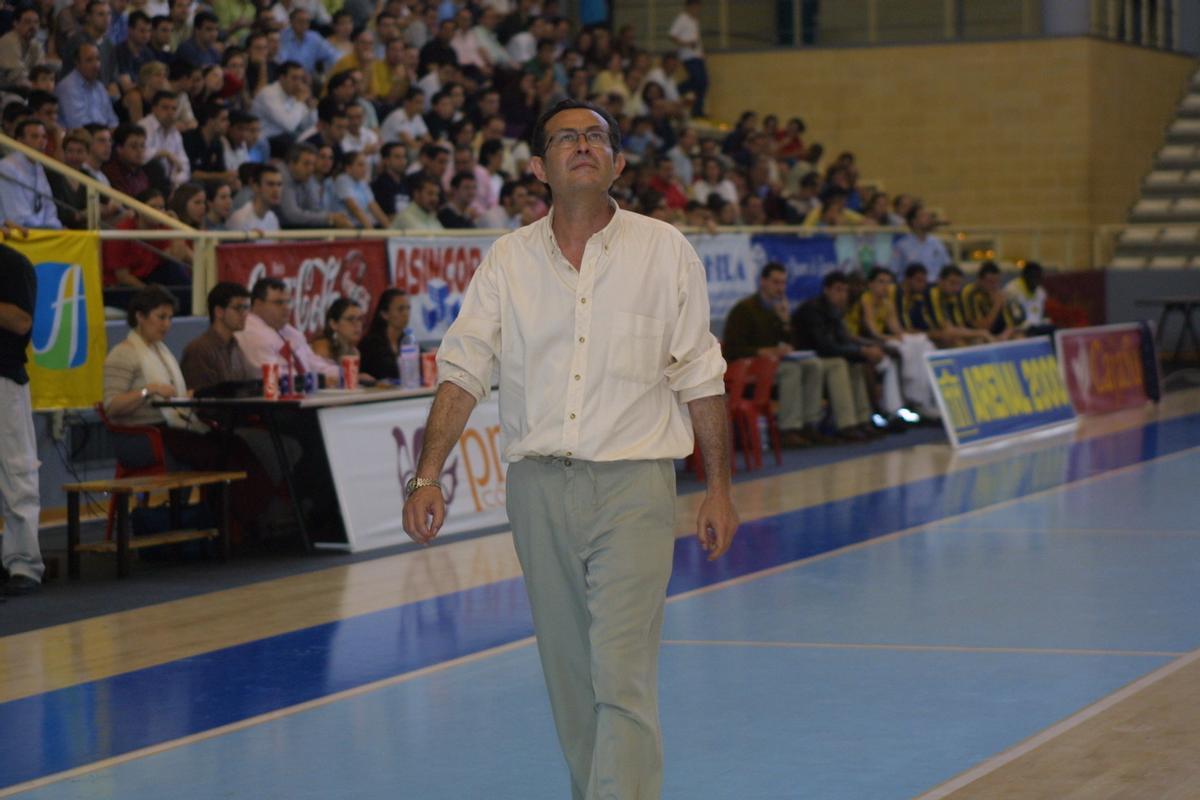 Santi Gisbert en el último encuentro en Vista Alegre del CajaSur Córdoba frente al Sondeos del Norte de La Coruña, en mayo del 2002.