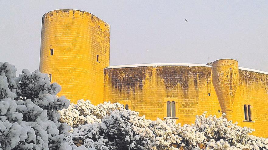 El 4 de febrero de 2012 el Castell de Bellver presentaba esta estampa invernal tan atípica en Mallorca.