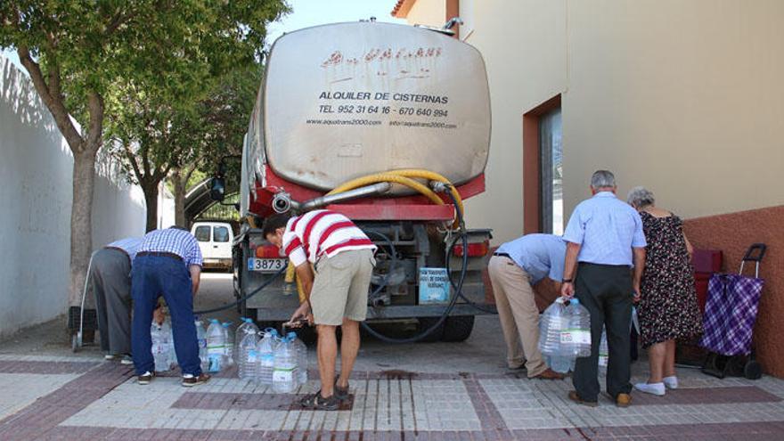 Vecinos de Fuente de Piedra se abastecen mediante cubas.