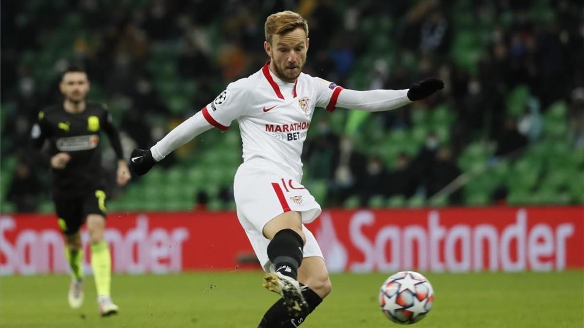 Ivan Rakitic durante un partido de la Champions League con el Sevilla