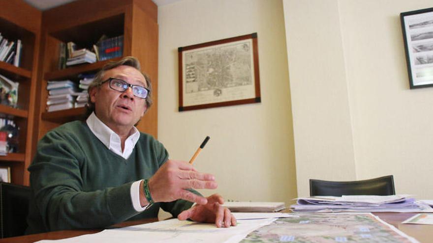 Ángel García Vidal, coordinador del operativo de rescate del pequeño Julen junto al mapa usado como referencia.