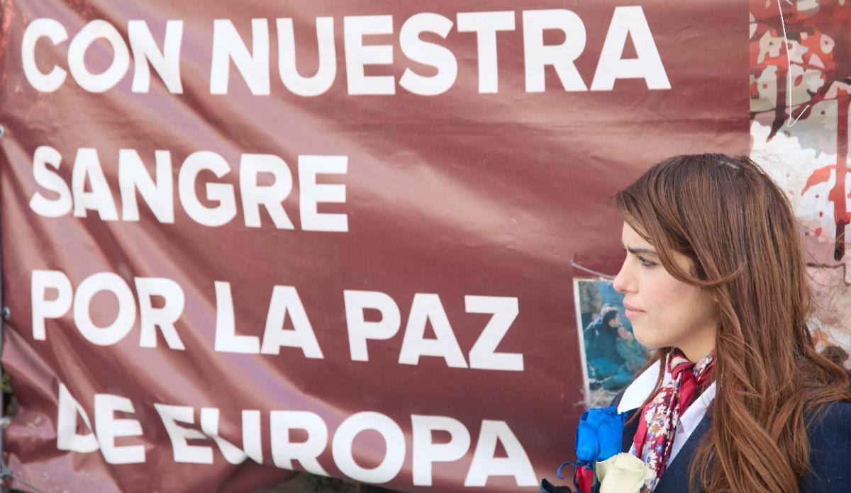 Una mujer participa en un homenaje a Alexei Navalni, frente a la embajada de Rusia en España, a 3 de marzo de 2024, en Madrid (España).