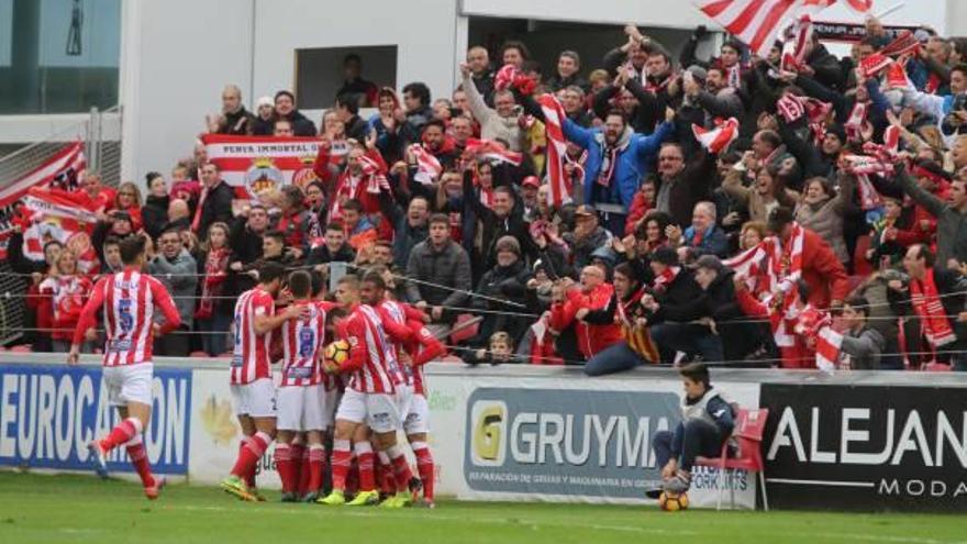 Els jugadors del Girona s&#039;abracen al camp de l&#039;Osca, on l&#039;equip va aconseguir l&#039;última victòria a fora.