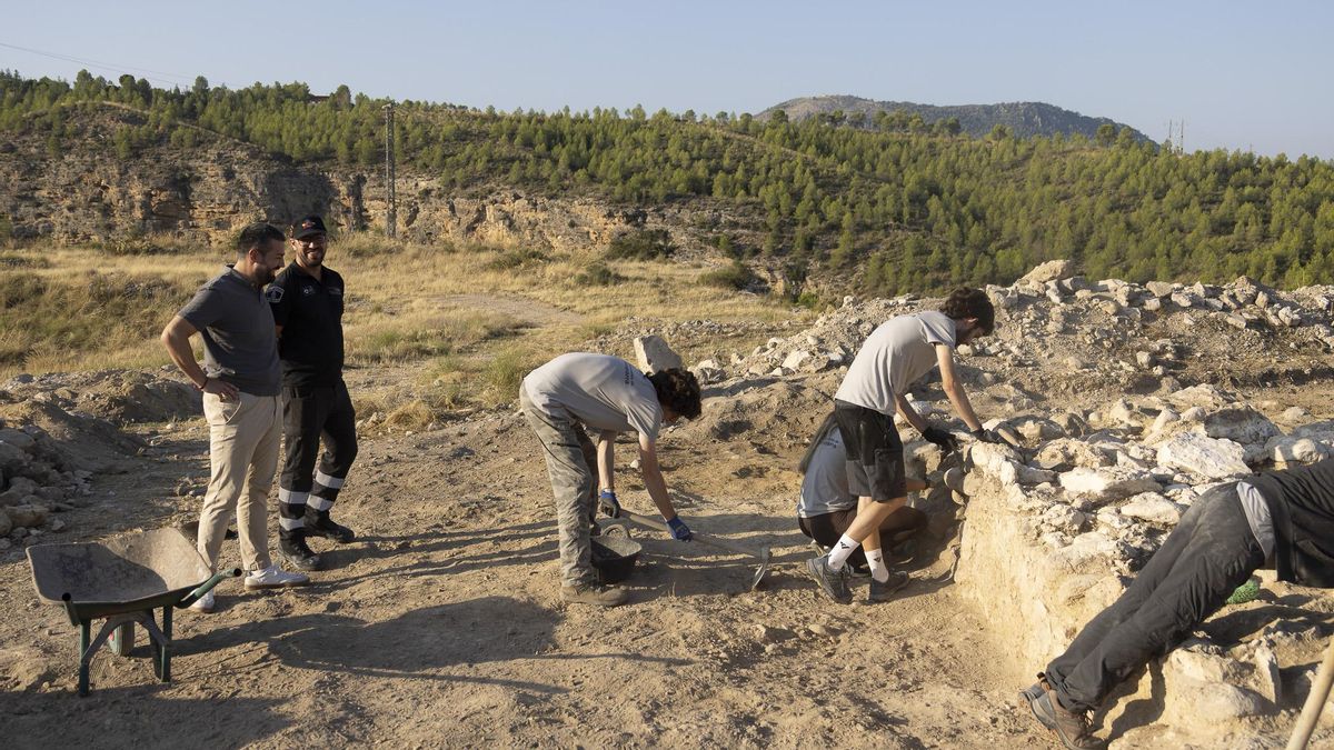 Alumnos de diferentes universidades del país, este jueves durante los trabajos de la II excavación en el Cerro de la Virgen de Calasparra.
