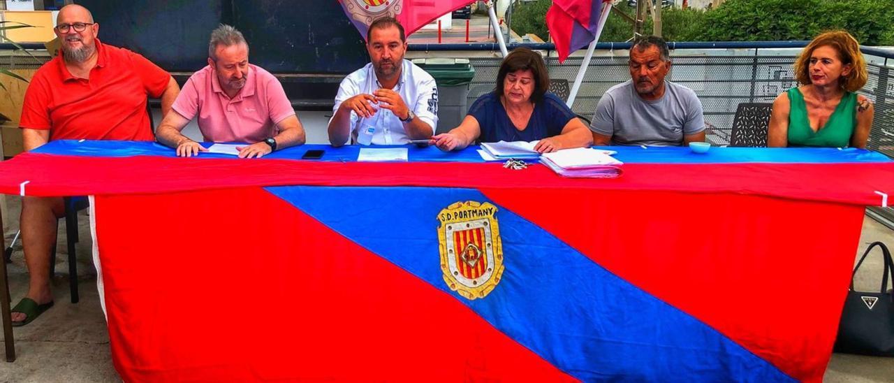 El presidente Nacho Andrés, tercero por la izquierda en la mesa, durante la celebración de la Asamblea General de la SD Portmany. | SDP