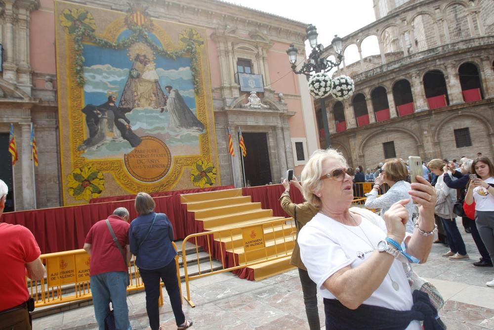 Numerosas personas acuden a la plaza de la Virgen de València para contemplar el tapiz floral