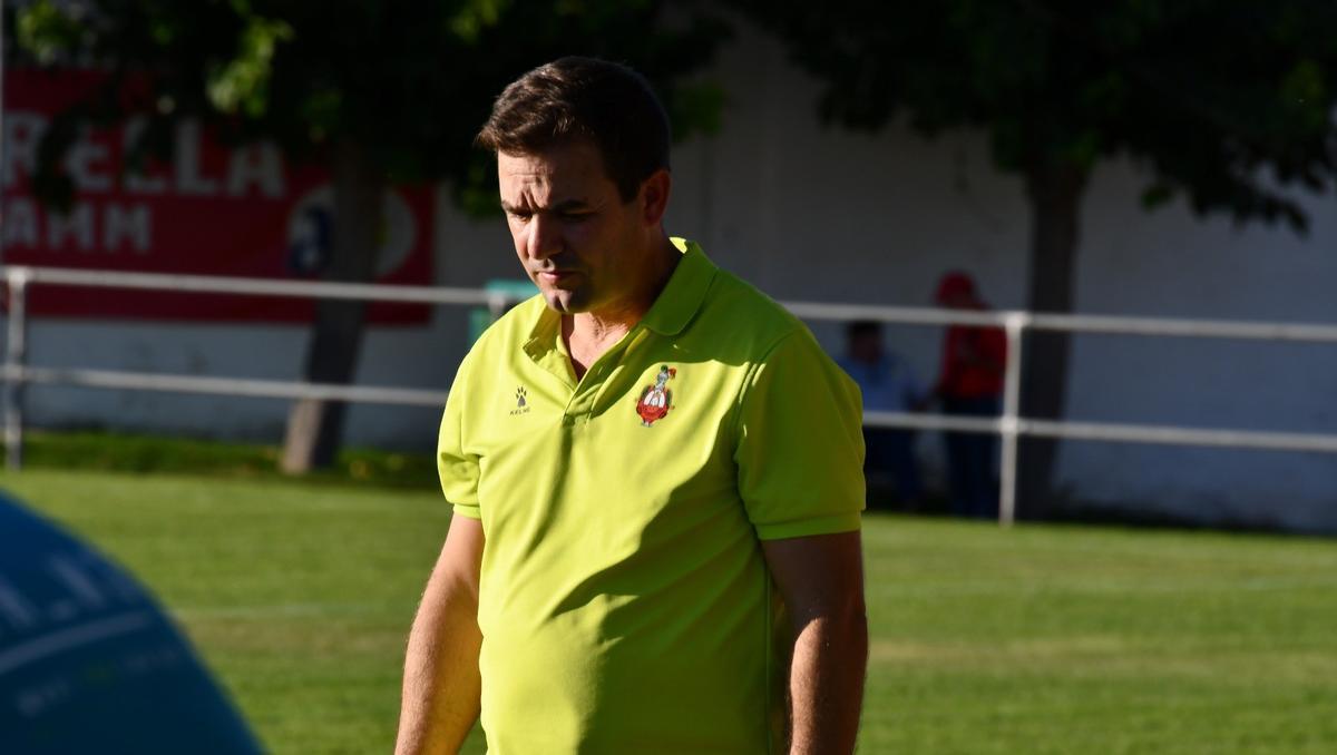 Sergio Lagunas, en la banda durante un partido del Calamocha esta temporada.