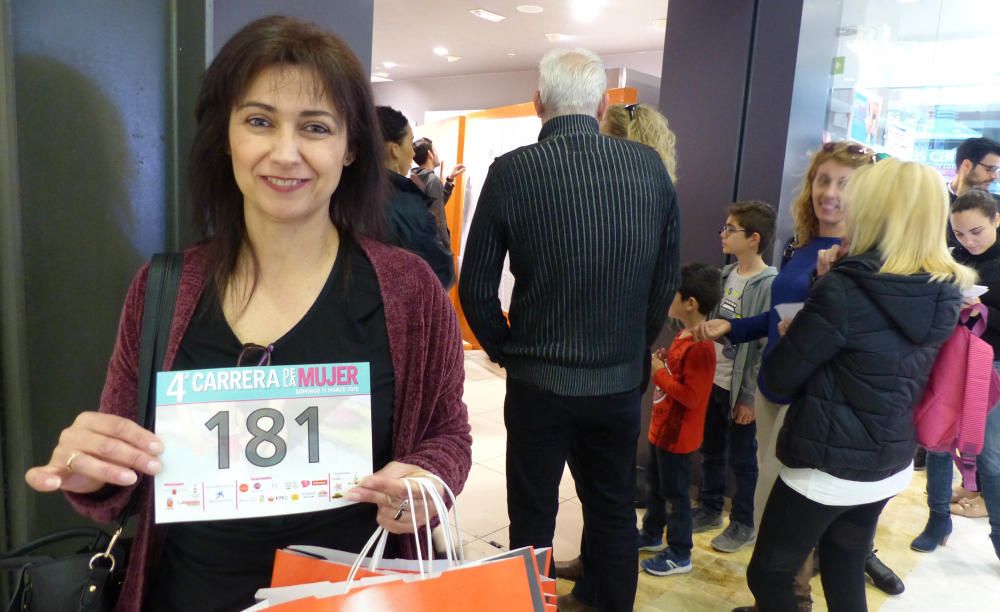 Recogida de dorsales en el Thader para la IV Carrera de la Mujer (Mañana)