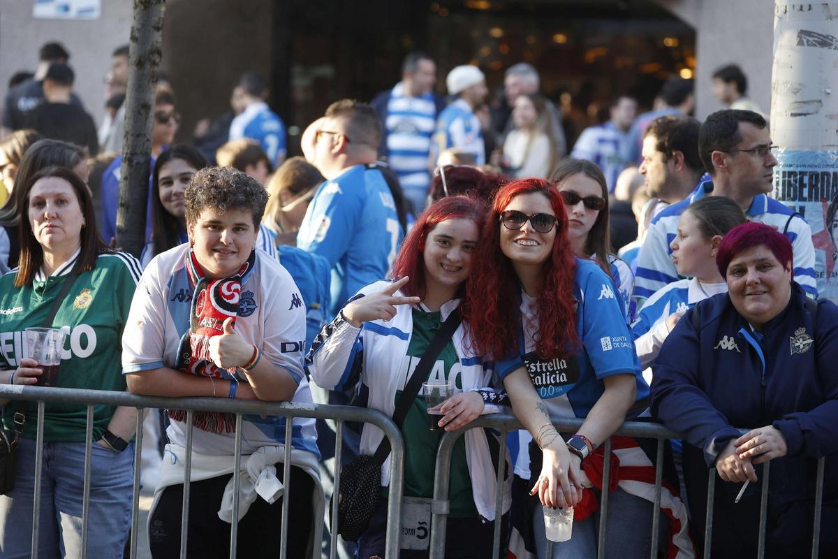 Así fue el recibimiento de la afición a la llegada del Deportivo en Riazor para el partido ante el Zaragoza