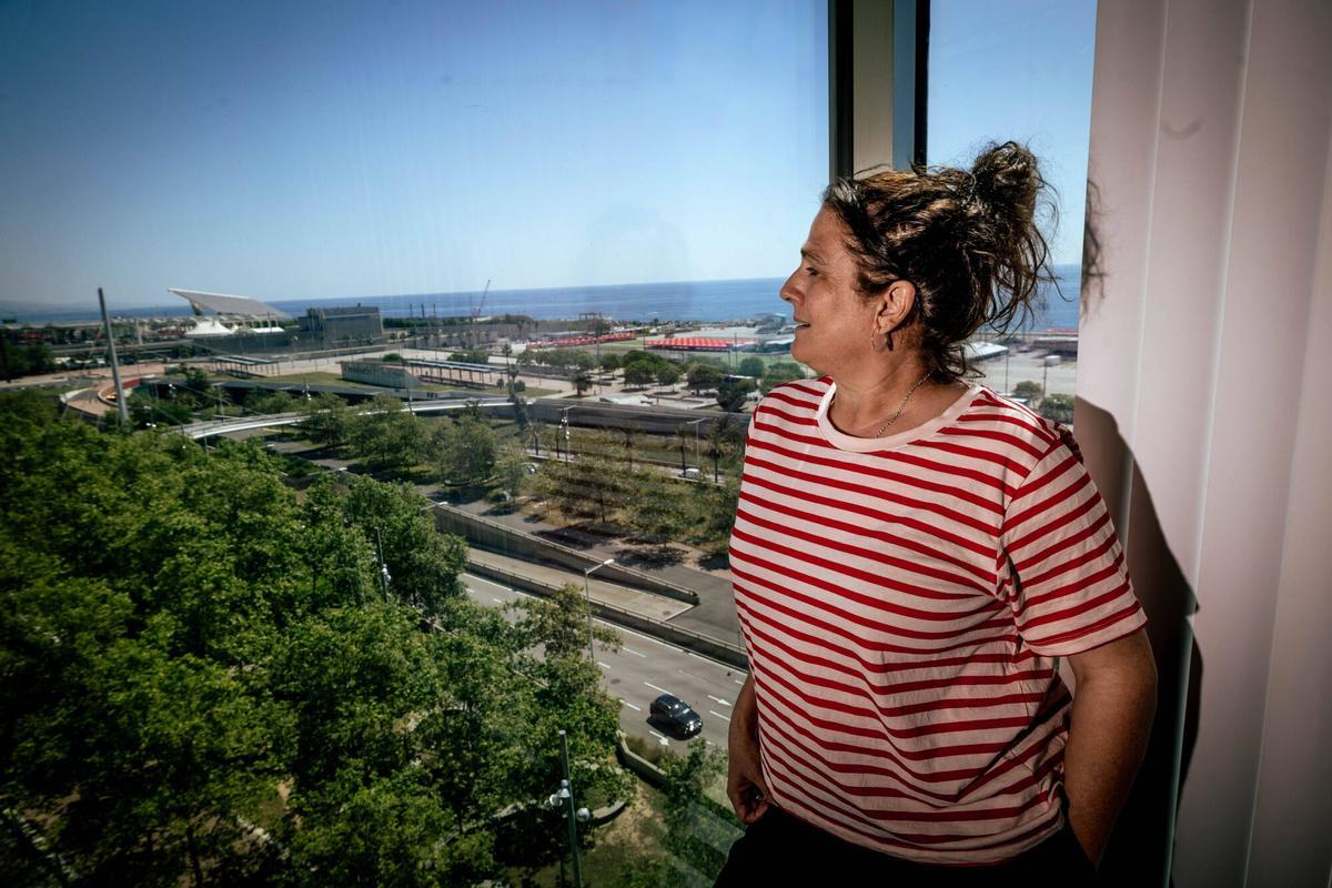 Barcelona 25/05/2026 Cultura. Sonia Harris,host del festival,en las oficinas del Primavera Sound,con el Fórum y el espacio del evento al fondo. AUTOR: JORDI OTIX