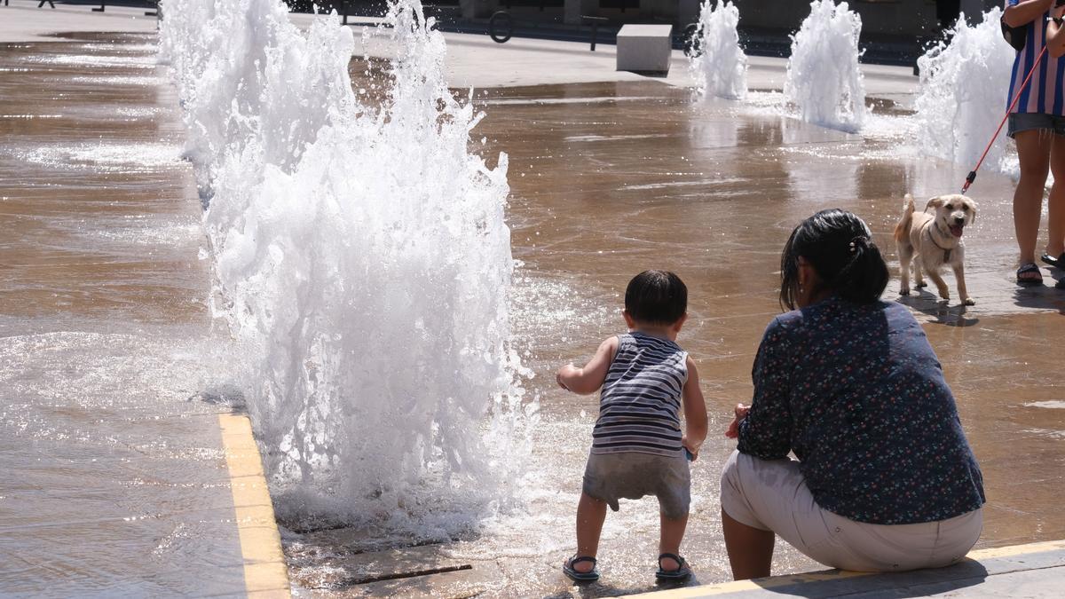 Un niño se divierte en una fuente este semana, mitigando además el calor
