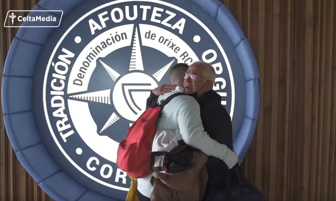 Más emoción entre abuelo y nieto