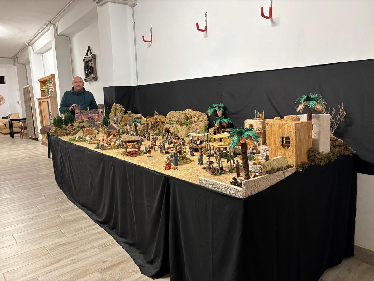 Jose junto a su gran belén de cuatro metros de longitud