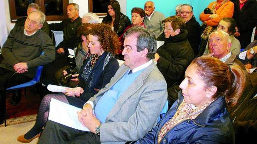 Álvarez Cascos, en el centro, durante el acto de ayer en Colombres.