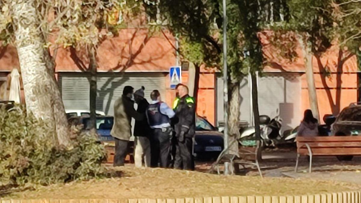 La policia i un dels detinguts, al parc Central. | TAPI CARRERAS