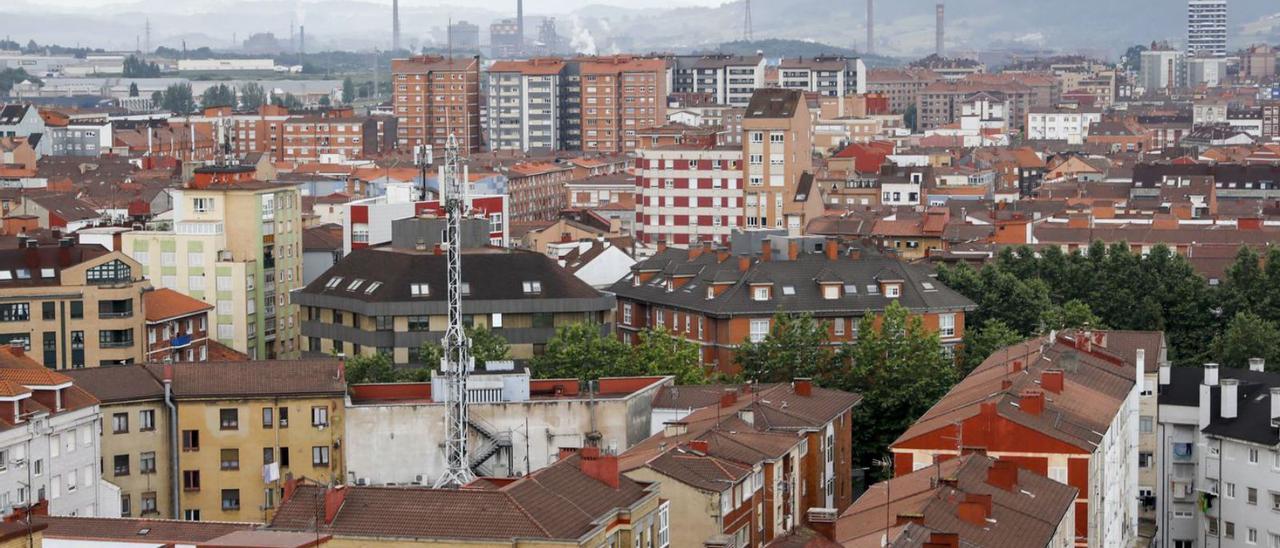 Edificaciones de la zona oeste, con la zona industrial al fondo. | Marcos León