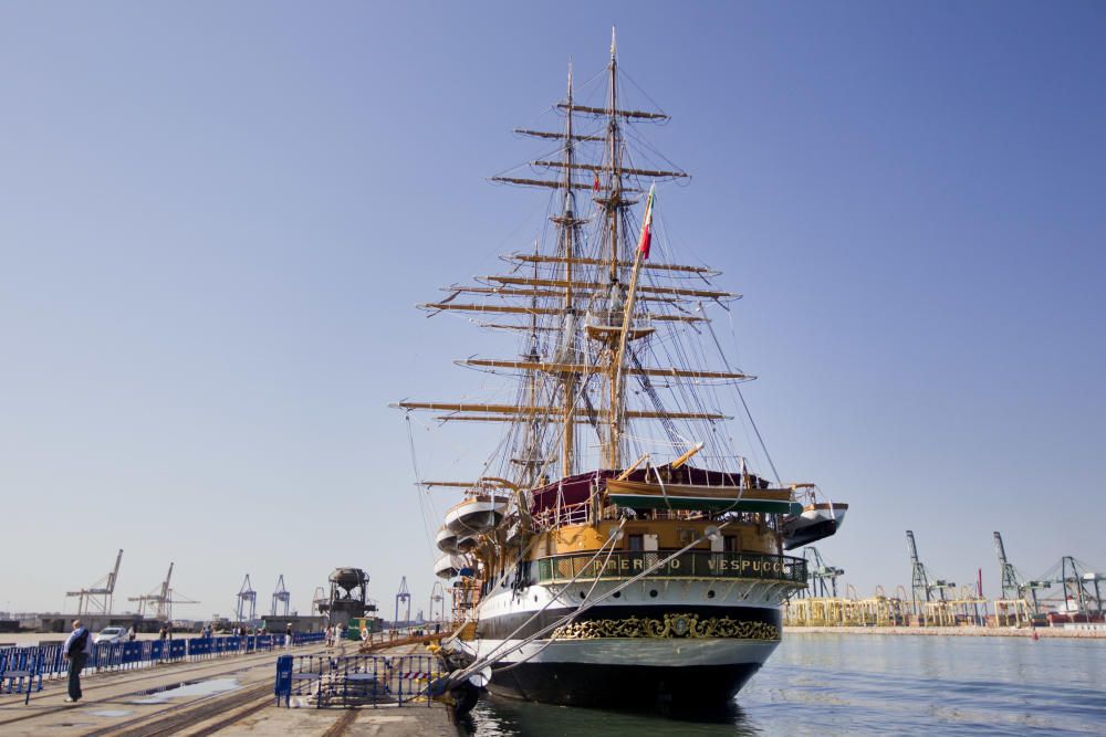 El buque italiano Amerigo Vespucci visita Valencia