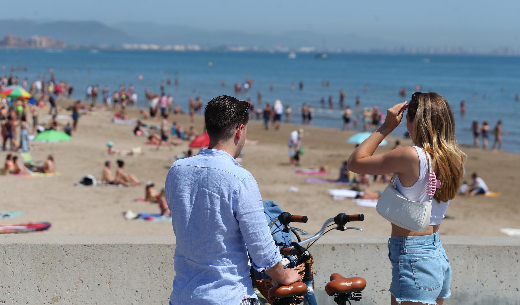 Las playas de València, llenazo previo al verano