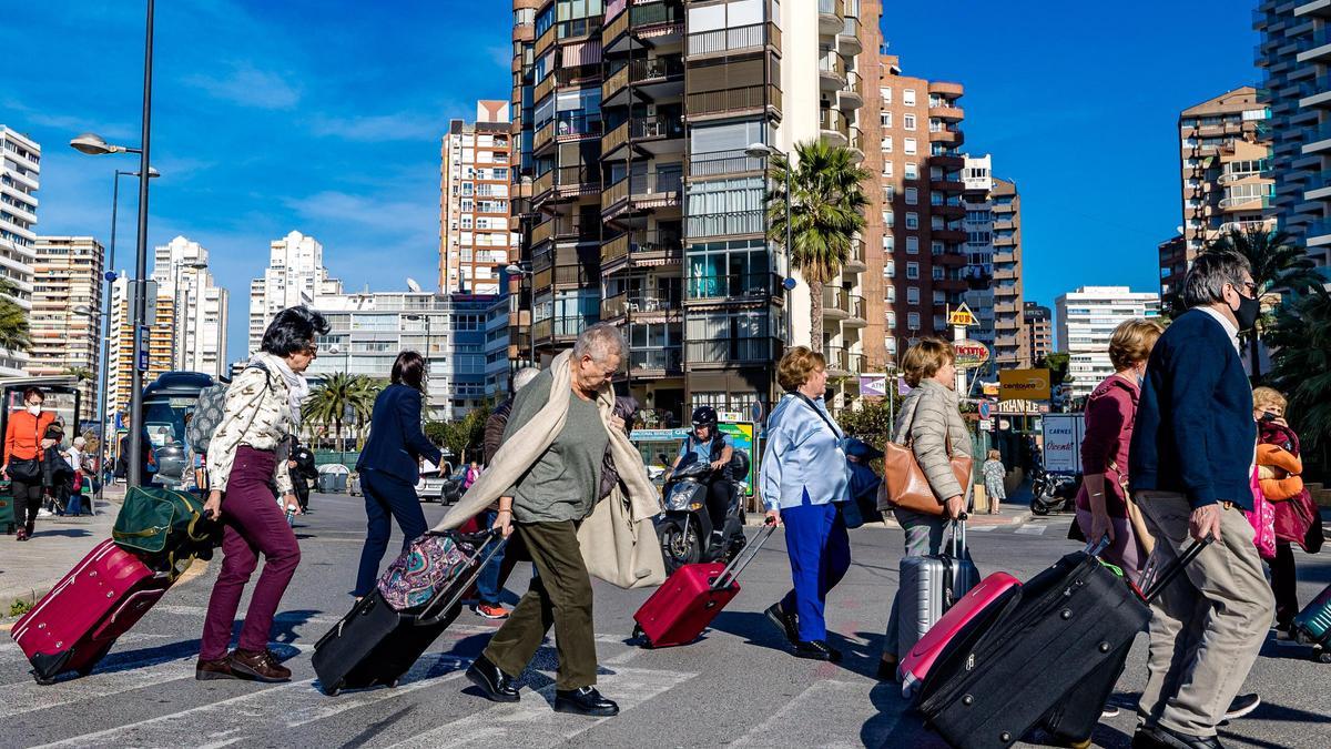 Un grupo de turistas del Imserso en Benidorm.