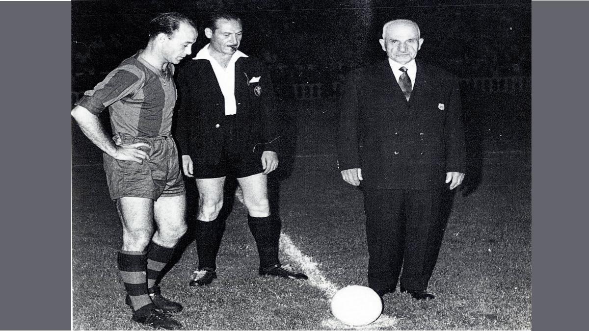Manuel Torres, ante la atenta mirada de César y el árbitro, señor Soler, realizó el saque de honor previo al partido entre el Barça y el Stuttgart, celebrado en Les Corts el 2 de septiembre de 1954
