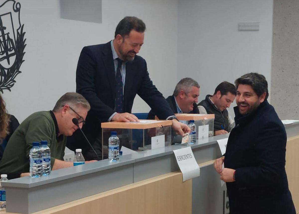 Fernando López Miras ejerció su derecho a voto como miembro del Colegio de Abogados de Lorca.