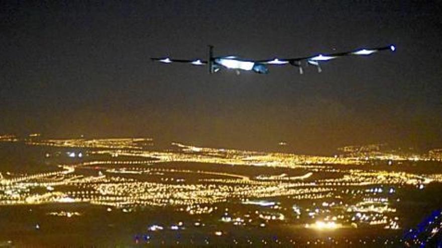 Un avió solar bat dos rècords mundials en aterrar a Hawaii