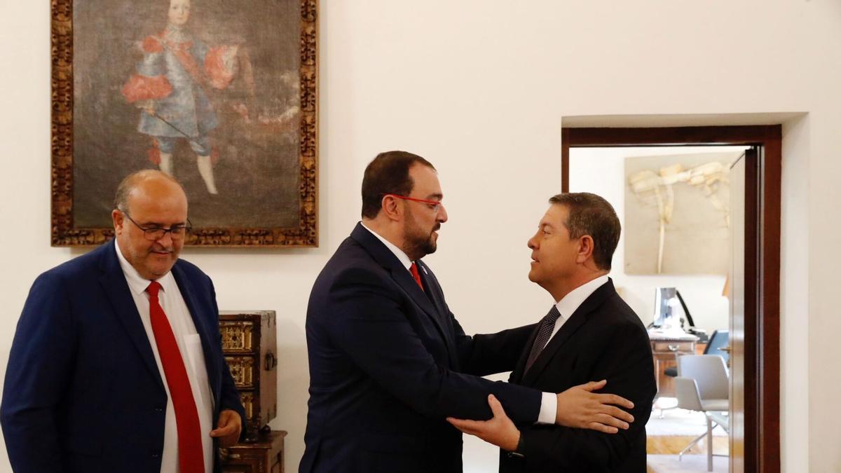 Barbón saluda a Emiliano García-Page en una imagen de archivo.