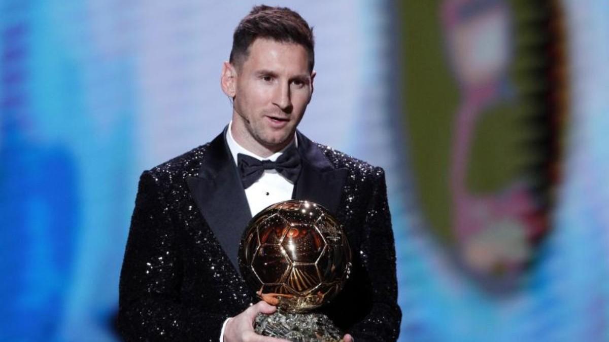Lionel Messi con su último Balón de Oro ganado en 2021