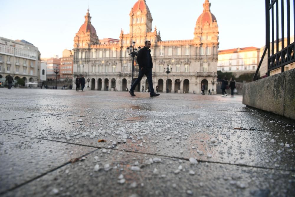 Los Bomberos de A Coruña echan sal por el hielo