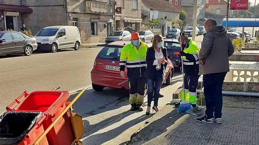 Digna Rivas y Alberto Álvarez supervisan las labores de limpieza.