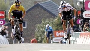 Alaphilippe, con el jersey arcoíris, gana la Flecha Valona por delante de Roglic y Valverde.