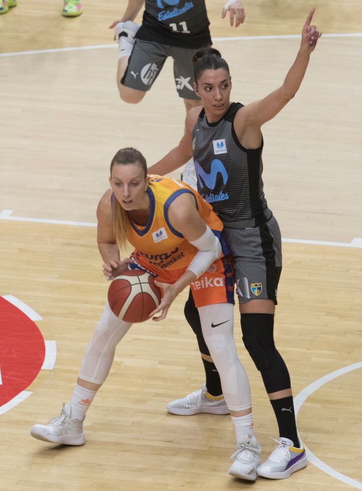 El Valencia iza el estandarte de la Supercopa con una Fonteta entregada