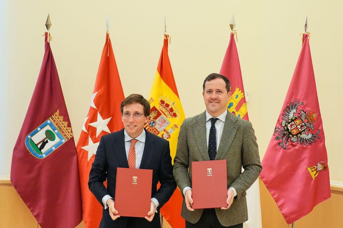 José Luis Martínez-Almeida y Carlos Velázquez firman un acuerdo con el alcalde de Madrid para mejorar el transporte en la ciudad de Toledo