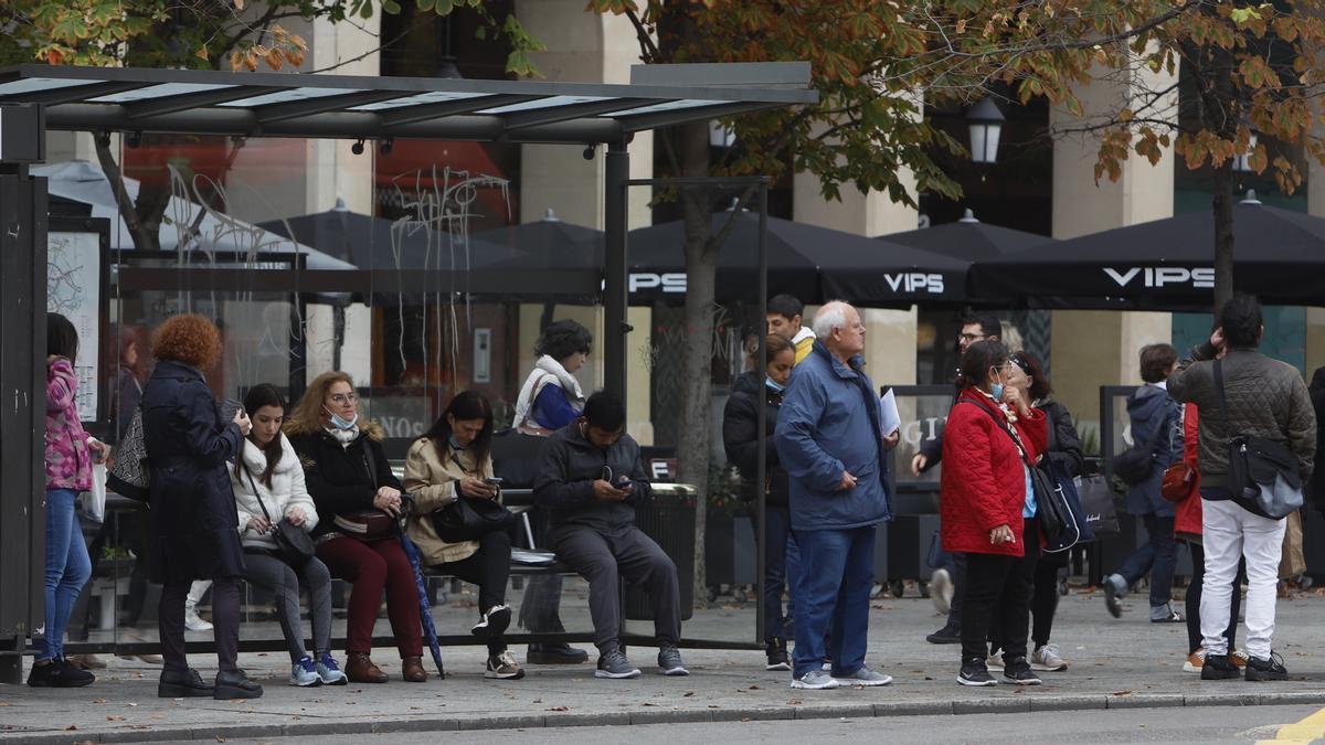 Usuarios esperando en las paradas de bus esta semana.