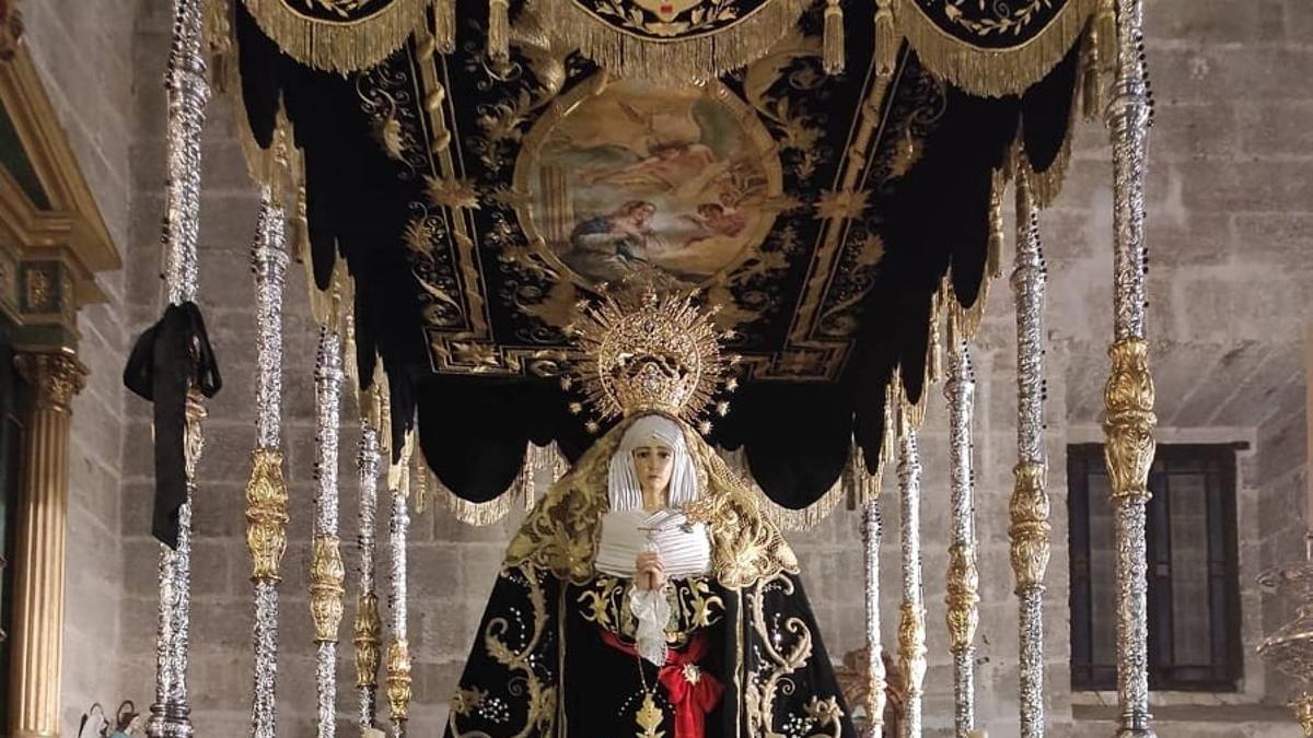 Virgen de los Dolores de Álora estrenando saya en su trono de procesión.