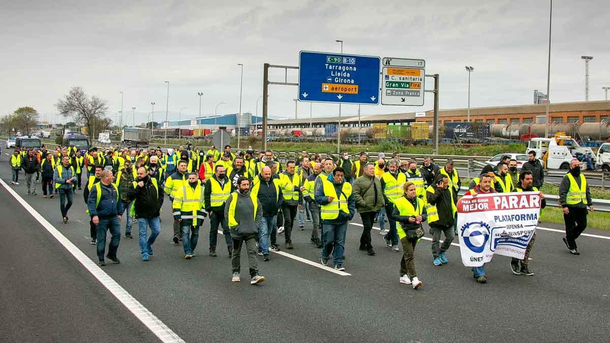 Huelga de transporte: unos 150 camioneros cortan la Ronda Litoral en Barcelona en su décimo día de huelga