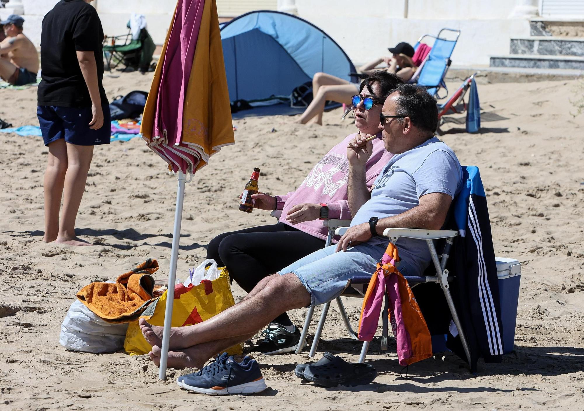 Así celebran el lunes de Pascua familias y vecinos en la playa de la Marina y la pinada