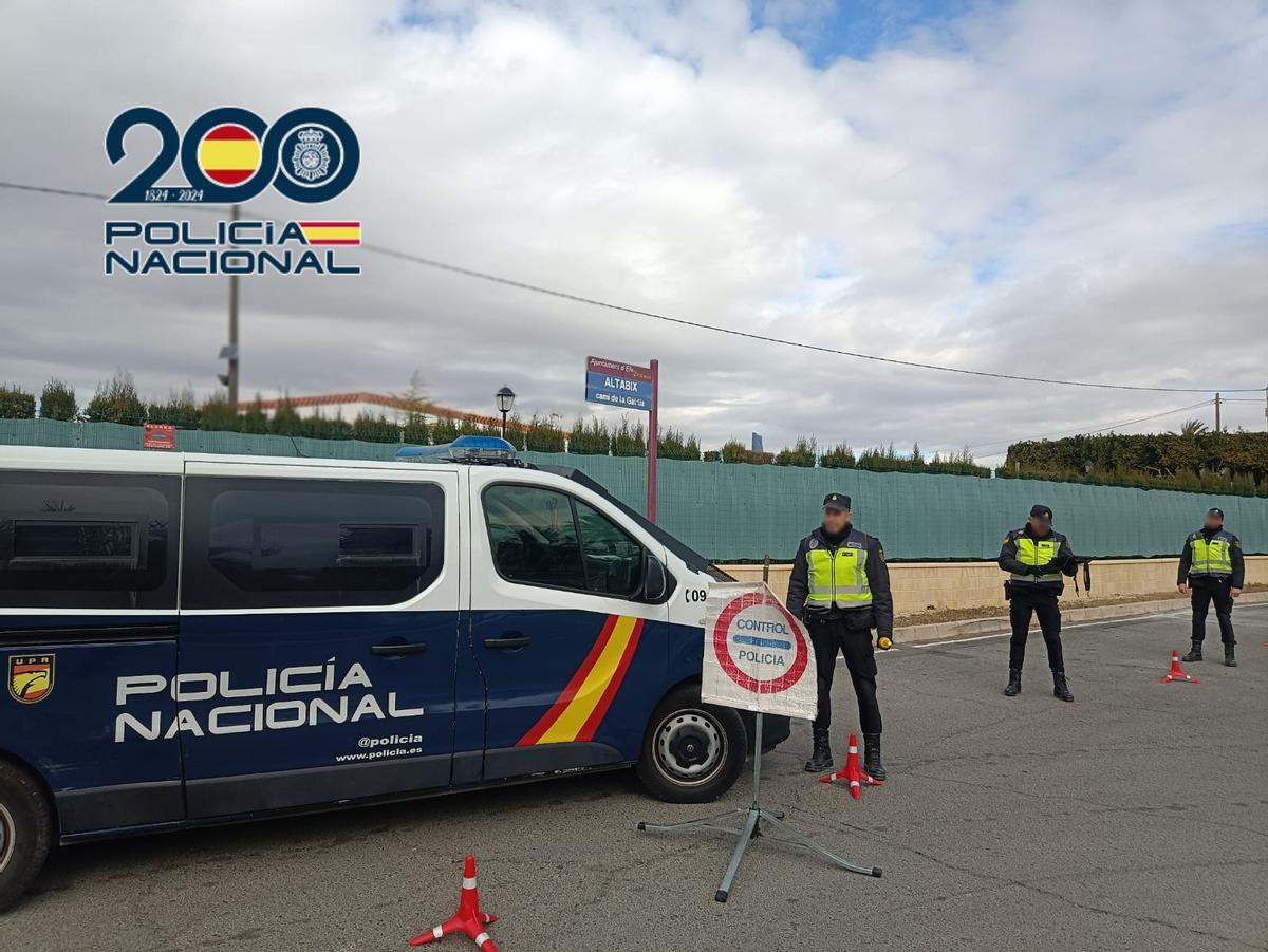 Control de la Policía Nacional en un camino rural de Elche