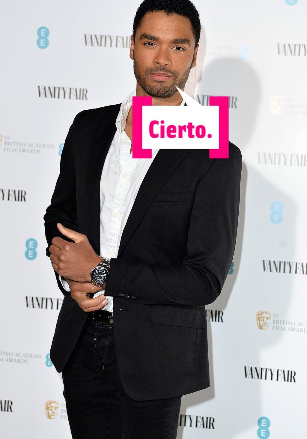 Regé-Jean Page posa en el photocall de una conocida revista de moda británica