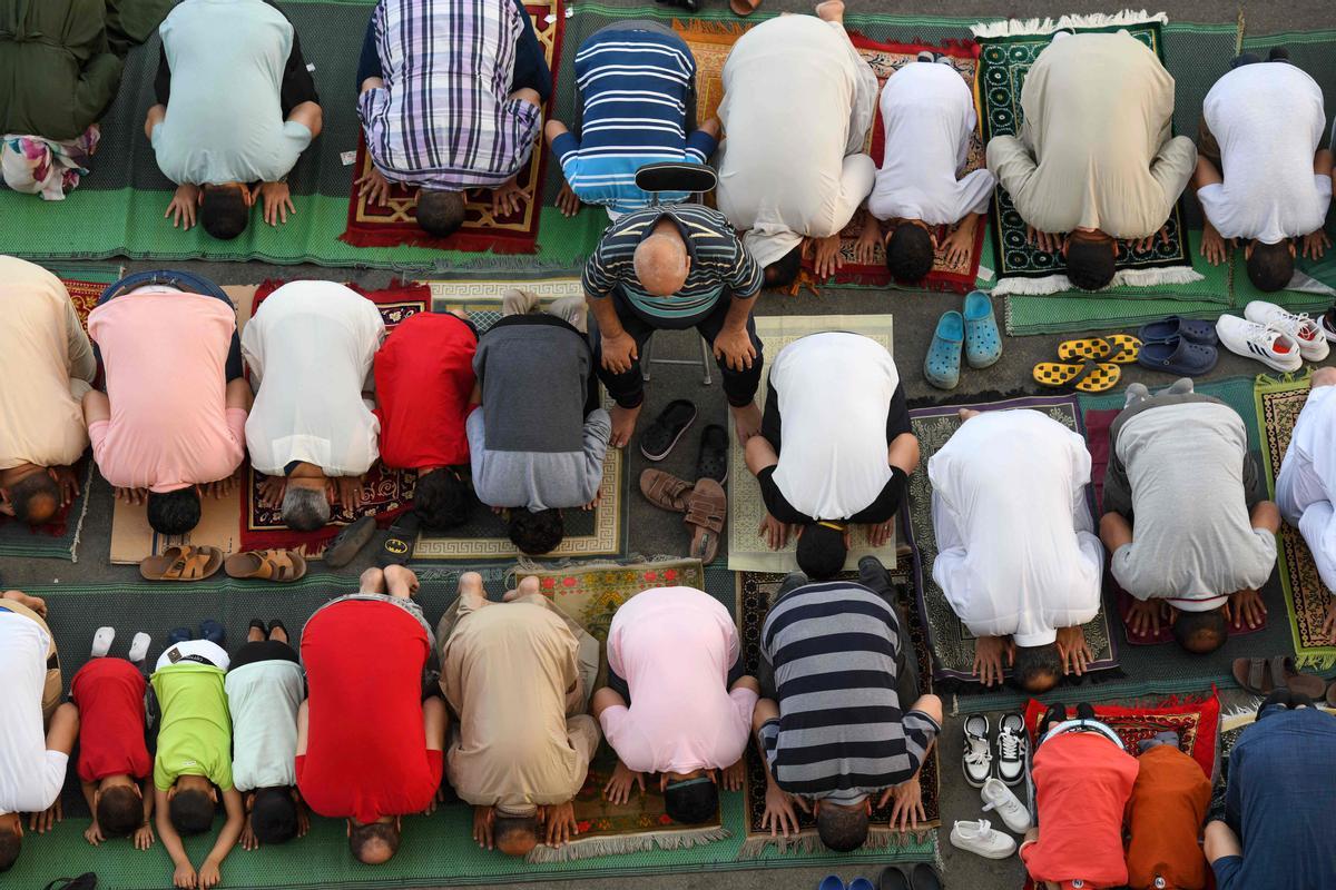 Otra imagen de fieles rezando en El Cairo