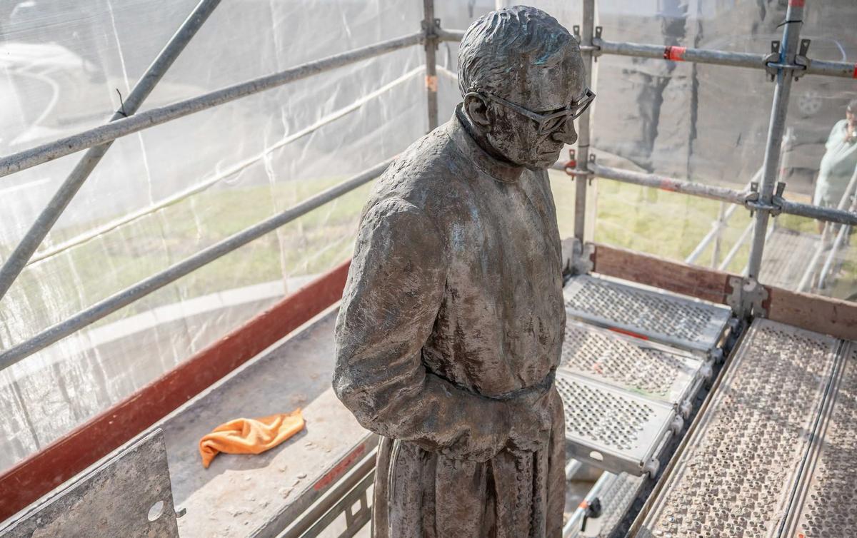 Trabajos de restauración de la escultura al Padre Panero en Mérida.