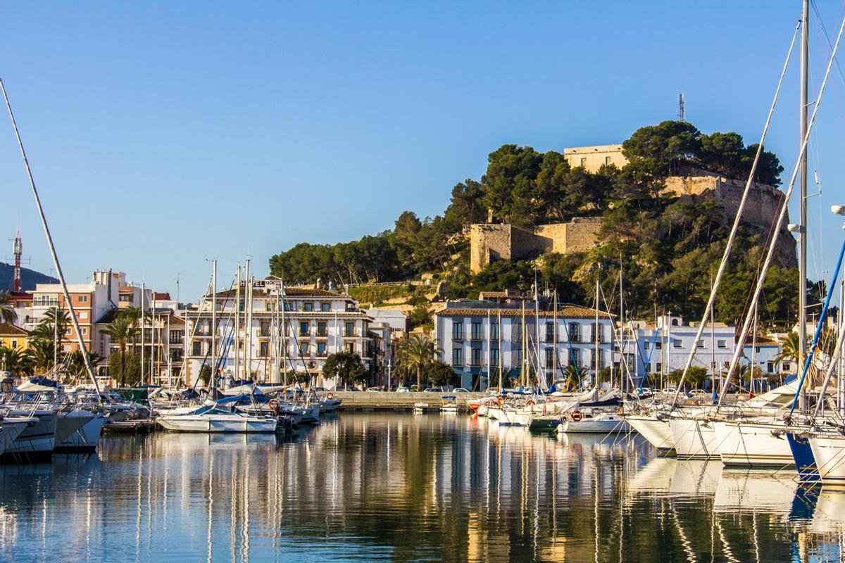 Vista panorámica del paseo de Puerto Marina de Denia y Castillo