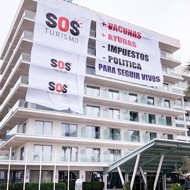 Ganz Mallorca ist voll mit SOS-Turismo-Bannern