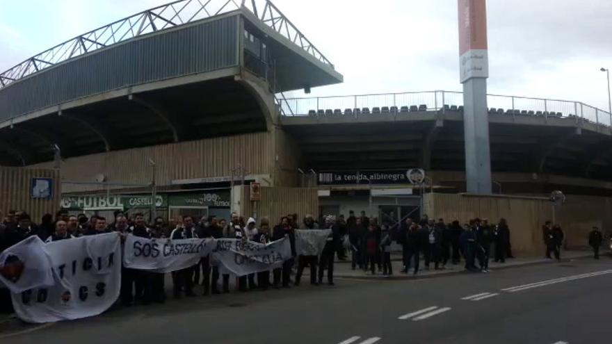 Un centenar de aficionados se manifiestan contra Cruz